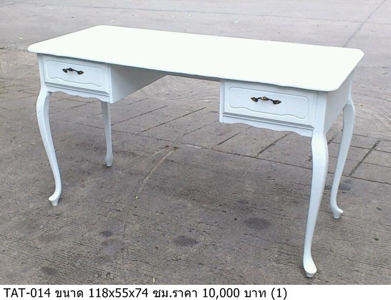 白色桌子